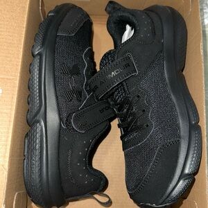 Under Armour - NEW kids black sneakers